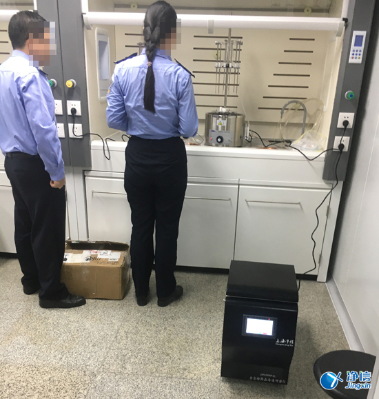 工作人員進行毛發(fā)毒品檢測